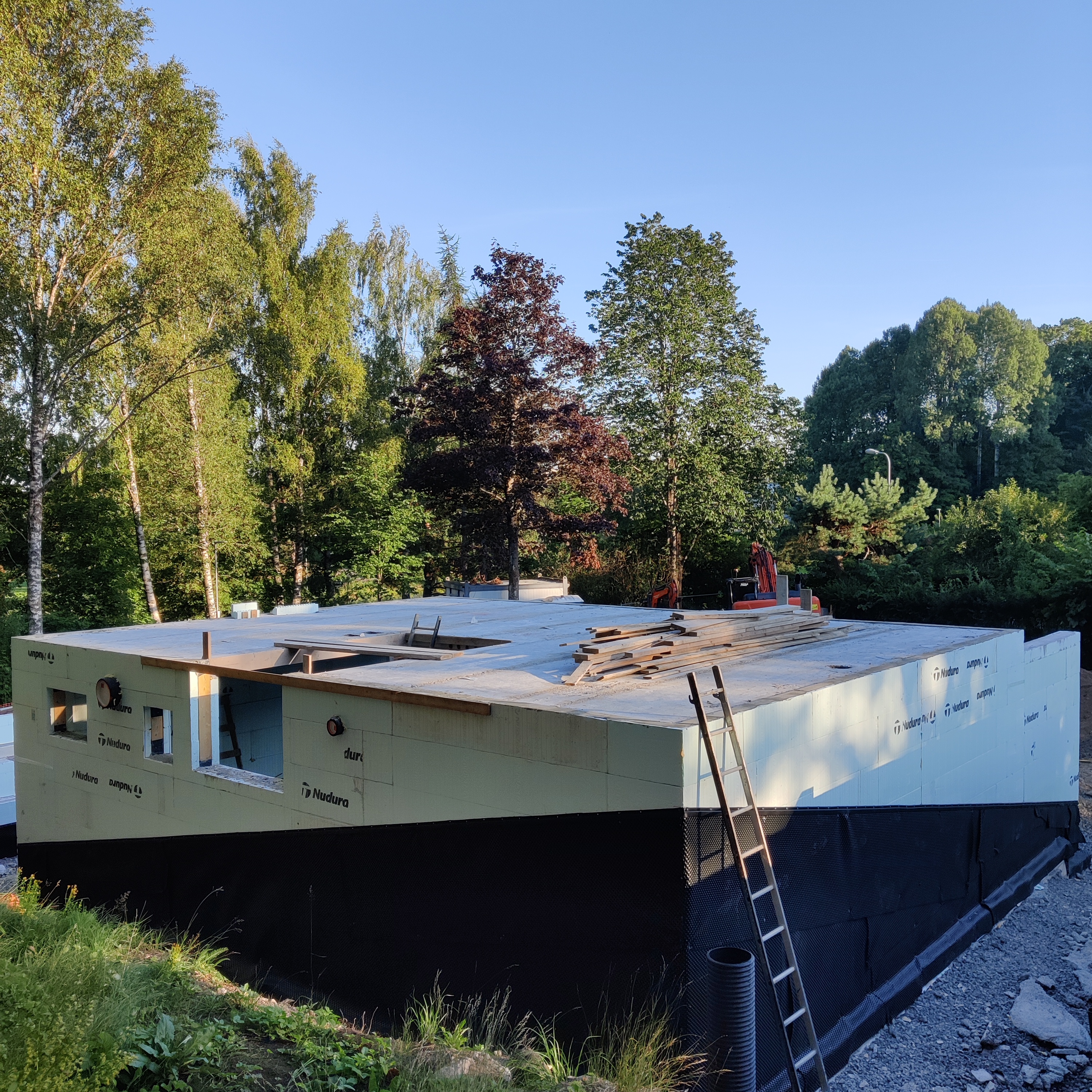 Perustukset ja kellari hirsitalolle